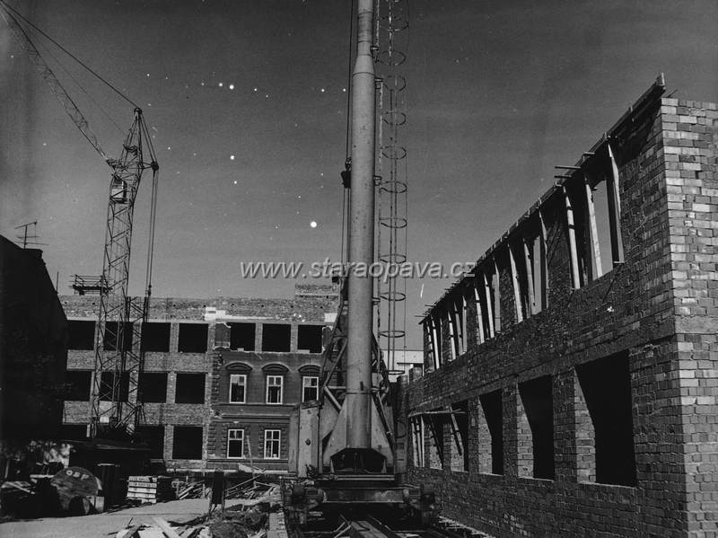 oticka (4).jpg - Přestavba ZŠ Otická do současné podoby a dostavba budov. 70.léta 20.století. Foto: Vladimír Tkáč